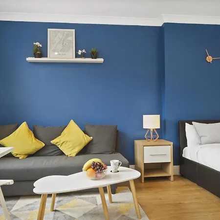 Studio Apartment By Homely Stays London Exterior photo